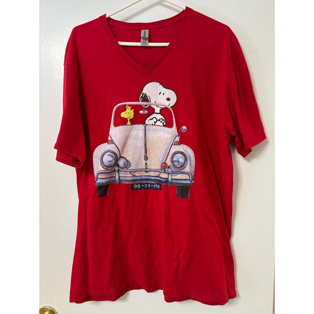 Snoopy Woodstock Peanuts Red V-Neck T-Shirt Size M Gildan VW Beetle Car Graphic